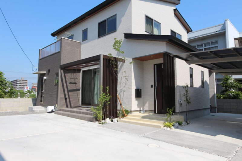 プラスG・テラスタイプで玄関前をシャープな印象に。　　　愛媛県 新居浜市 外構工事